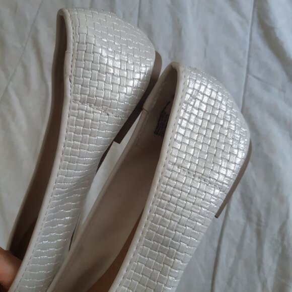 White Womens Flats Sz 10 with Delicate Bow Soft Sheen - Picture 5 of 6